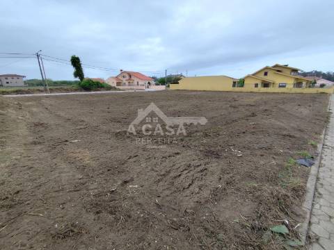 Terreno para construção com 2 frentes em Maceda