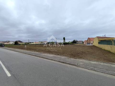 Terreno para construção com 2 frentes em Maceda