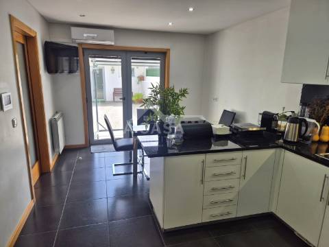 Moradia isolada T5 com garagem para 2 carros e anexo em Ovar