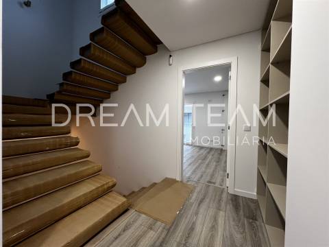 Moradia T4 NOVA com Piscina