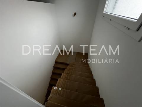 Moradia T4 NOVA com Piscina