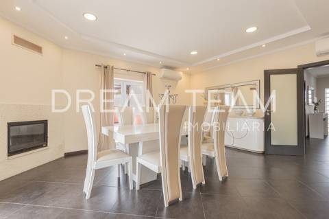 Moradia isolada T4 com área de 283,00 m2  em lote de terreno com 572 m2