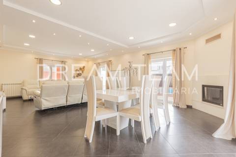 Moradia isolada T4 com área de 283,00 m2  em lote de terreno com 572 m2