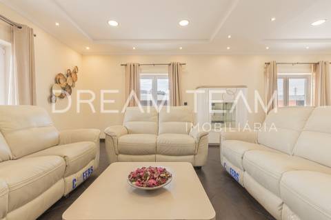 Moradia isolada T4 com área de 283,00 m2  em lote de terreno com 572 m2