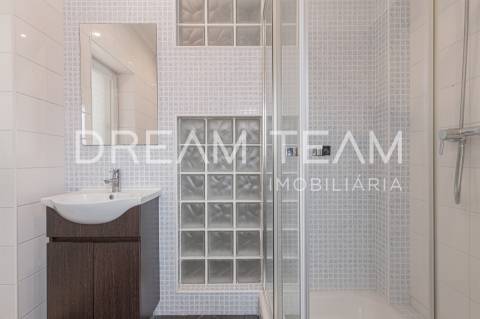 Moradia isolada T4 com área de 283,00 m2  em lote de terreno com 572 m2