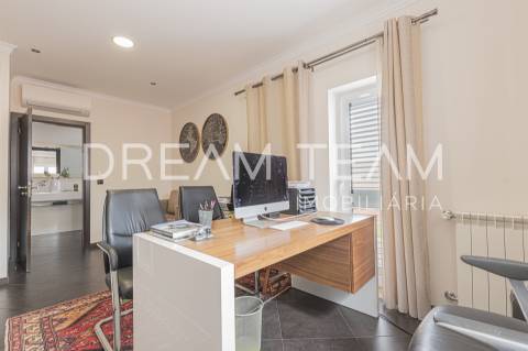 Moradia isolada T4 com área de 283,00 m2  em lote de terreno com 572 m2