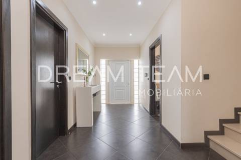 Moradia isolada T4 com área de 283,00 m2  em lote de terreno com 572 m2