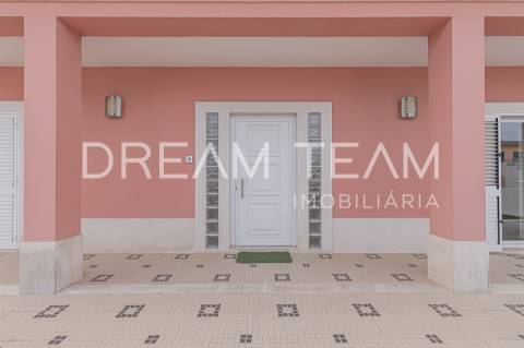 Moradia isolada T4 com área de 283,00 m2  em lote de terreno com 572 m2