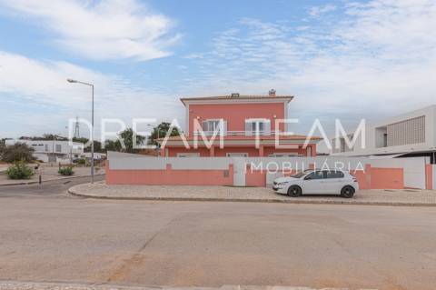 Moradia isolada T4 com área de 283,00 m2  em lote de terreno com 572 m2