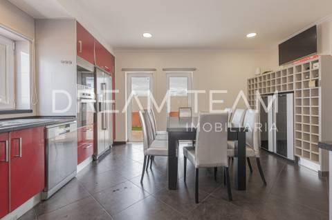 Moradia isolada T4 com área de 283,00 m2  em lote de terreno com 572 m2