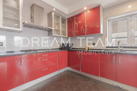 Moradia isolada T4 com área de 283,00 m2  em lote de terreno com 572 m2