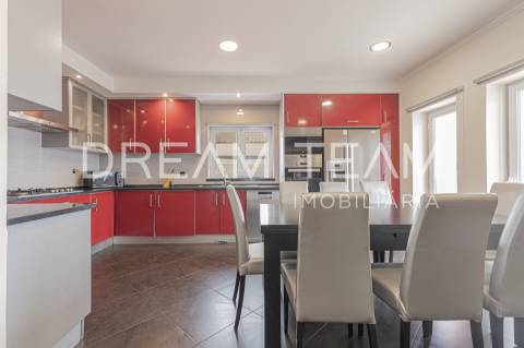 Moradia isolada T4 com área de 283,00 m2  em lote de terreno com 572 m2