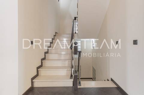 Moradia isolada T4 com área de 283,00 m2  em lote de terreno com 572 m2