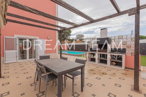 Moradia isolada T4 com área de 283,00 m2  em lote de terreno com 572 m2