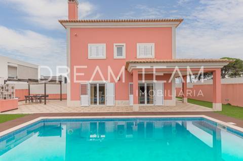 Moradia isolada T4 com área de 283,00 m2  em lote de terreno com 572 m2