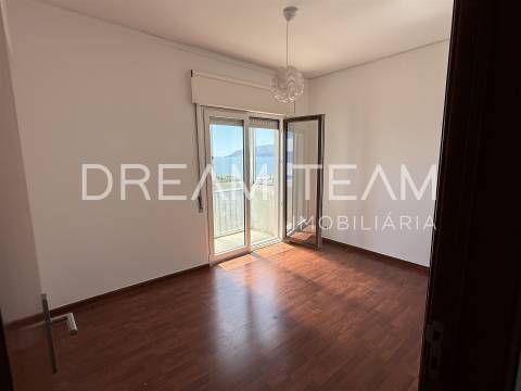 Apartamento T4 com Vista Rio - Bairro Santos Nicolau - Setúbal