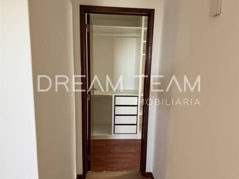 Apartamento T4 com Vista Rio - Bairro Santos Nicolau - Setúbal