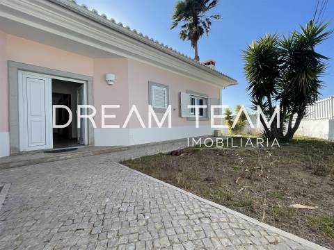 Moradia T3 + 2 com Piscina em Sesimbra