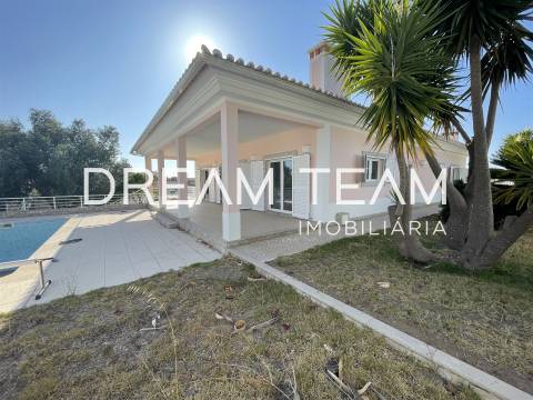 Moradia T3 + 2 com Piscina em Sesimbra
