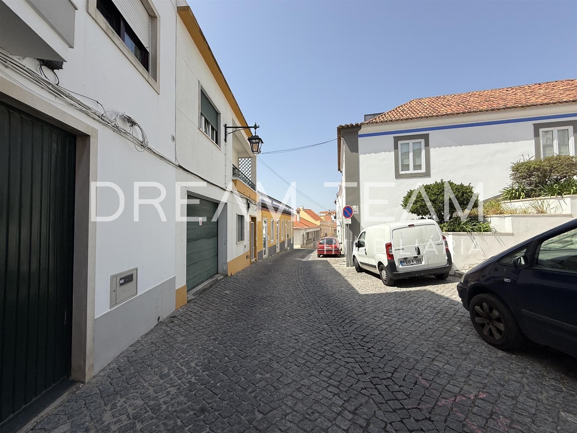 Apartamento T2 com Garagem transformada em T1 Centro Histórico de Palmela