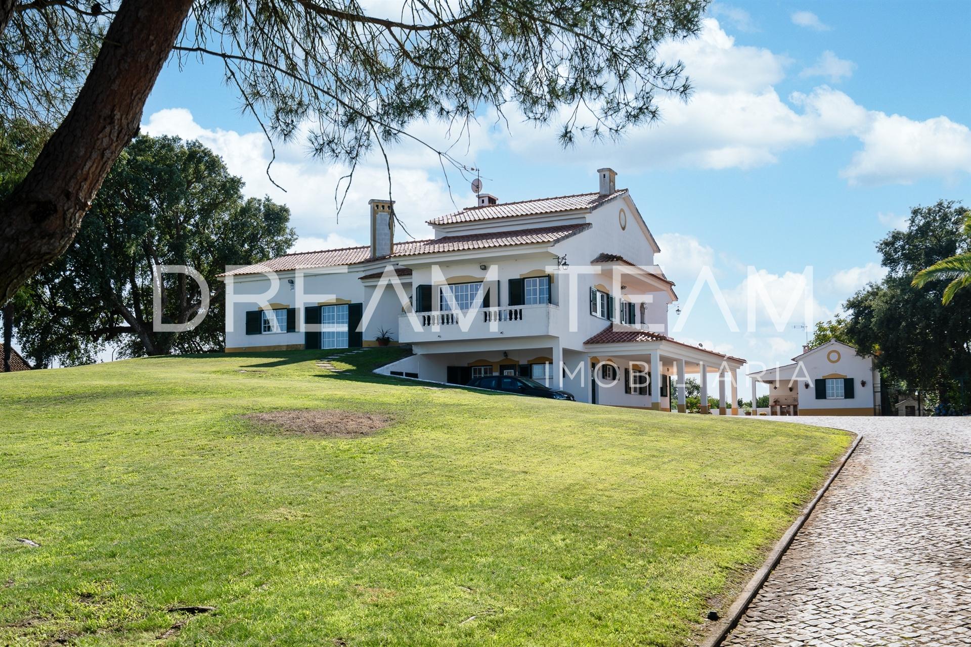 Quinta com Moradia T6, piscina, jardim e pomar em Pinhal Novo