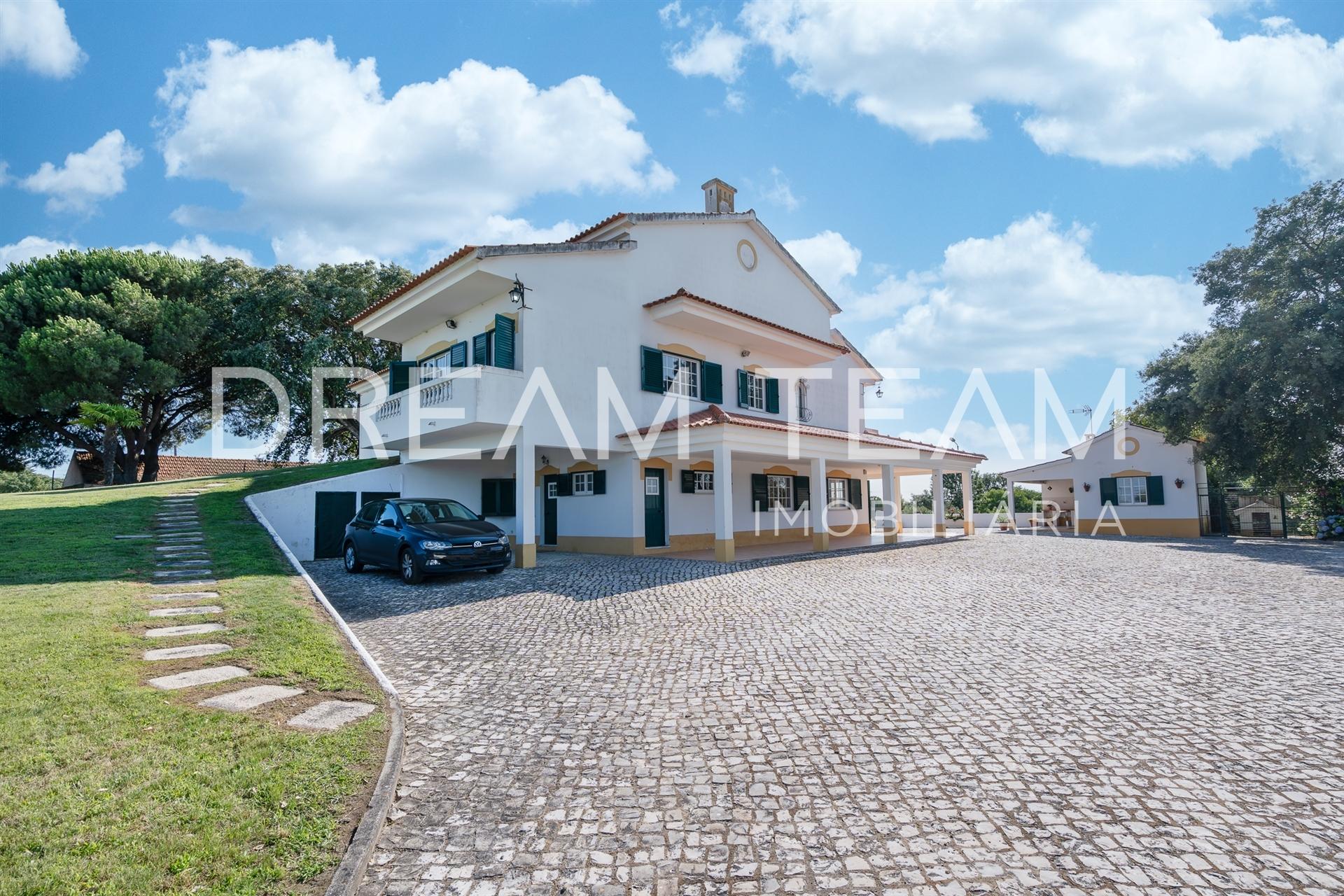 Quinta com Moradia T6, piscina, jardim e pomar em Pinhal Novo