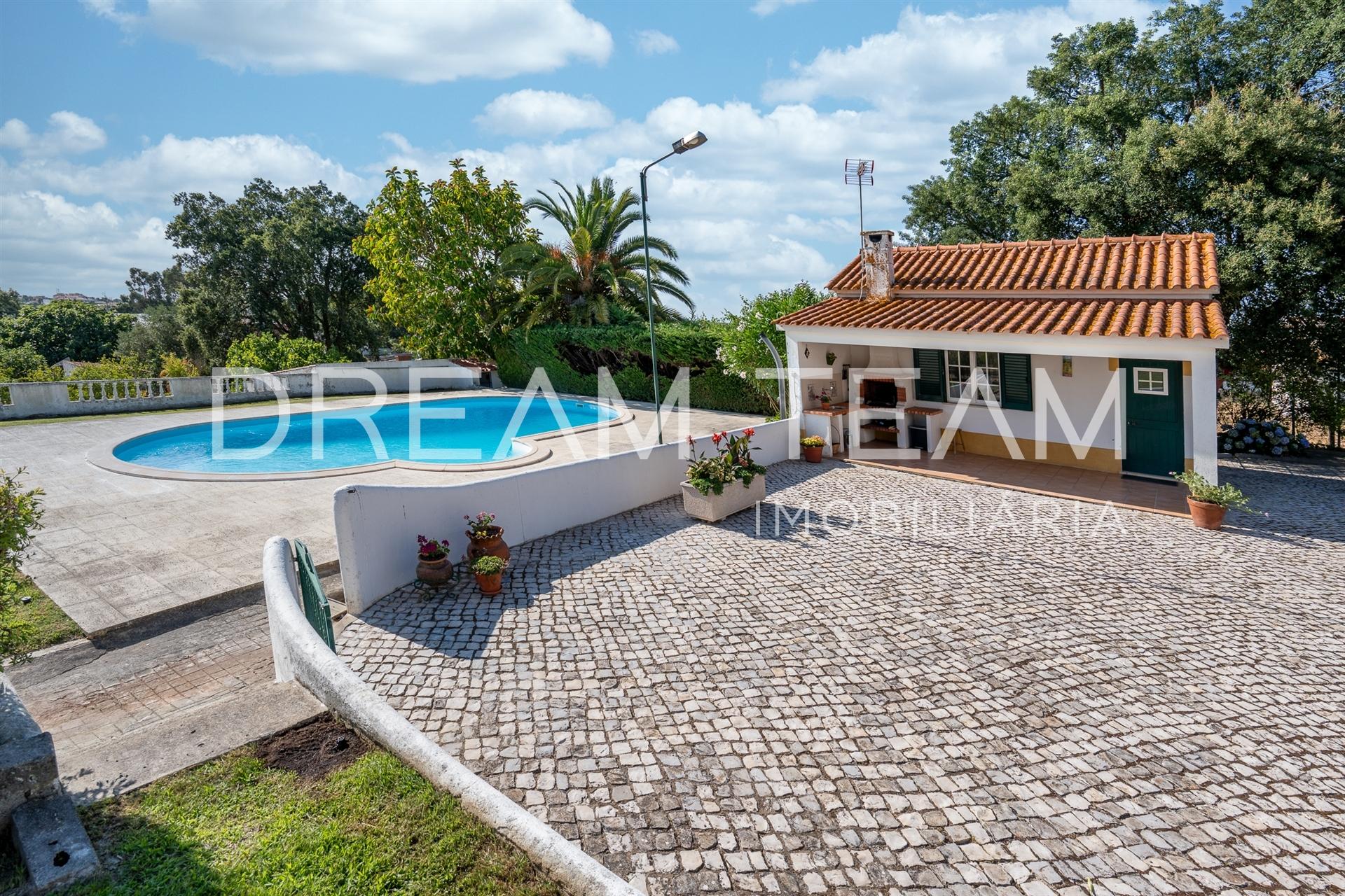 Quinta com Moradia T6, piscina, jardim e pomar em Pinhal Novo