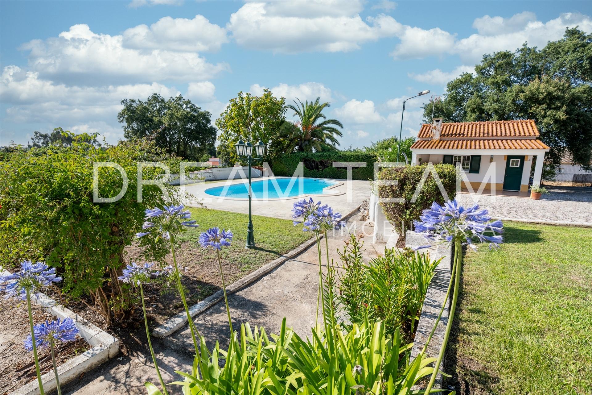 Quinta com Moradia T6, piscina, jardim e pomar em Pinhal Novo