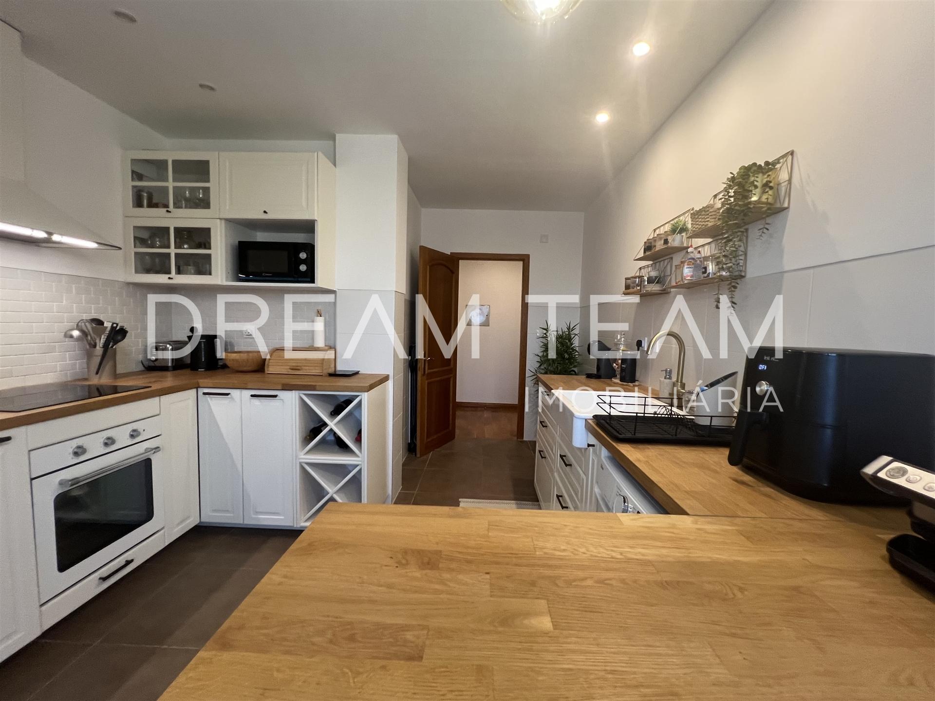 Apartamento T2 nas Colinas de São Francisco – Setúbal | Vista Cidade e Rio