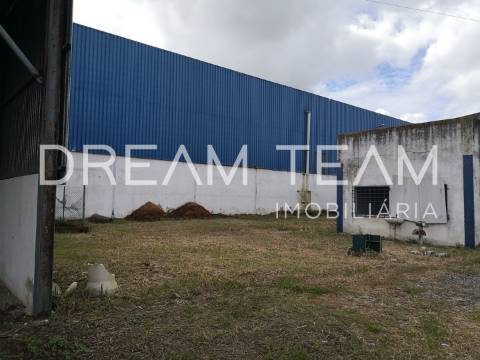 Armazém com espaço exterior em Pegões
