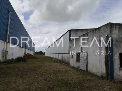 Armazém com espaço exterior em Pegões