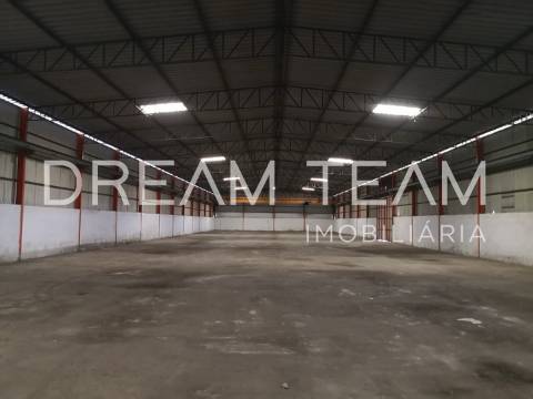 Armazém com espaço exterior em Pegões