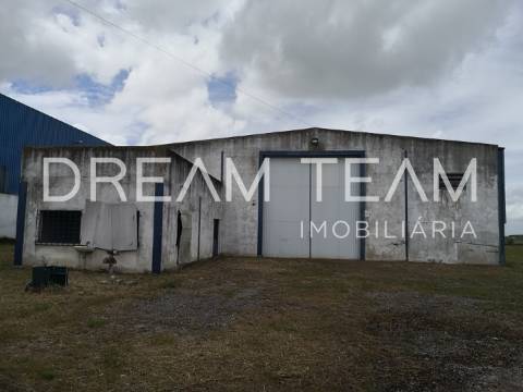 Armazém com espaço exterior em Pegões