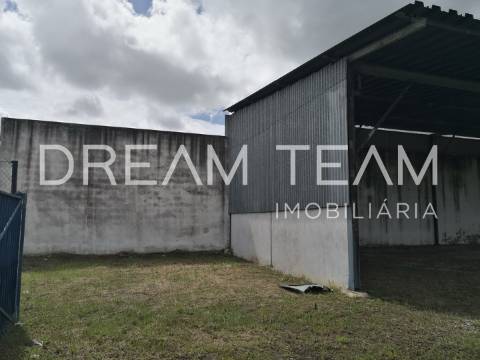 Armazém com espaço exterior em Pegões