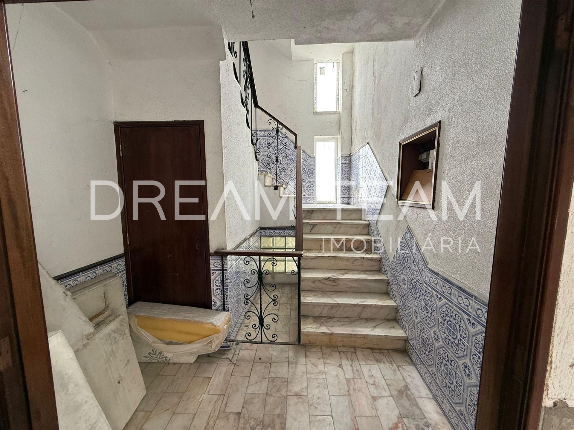Moradia T7 com Piscina na Charneca da Caparica