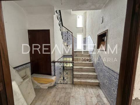 Moradia T7 com Piscina na Charneca da Caparica