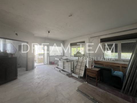 Moradia T7 com Piscina na Charneca da Caparica