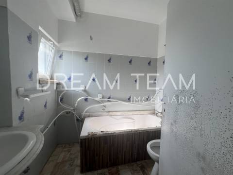 Moradia T7 com Piscina na Charneca da Caparica