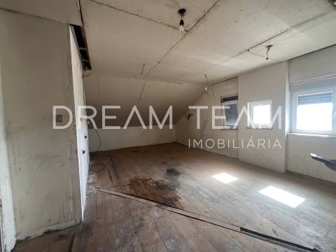 Moradia T7 com Piscina na Charneca da Caparica