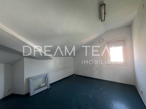 Moradia T7 com Piscina na Charneca da Caparica