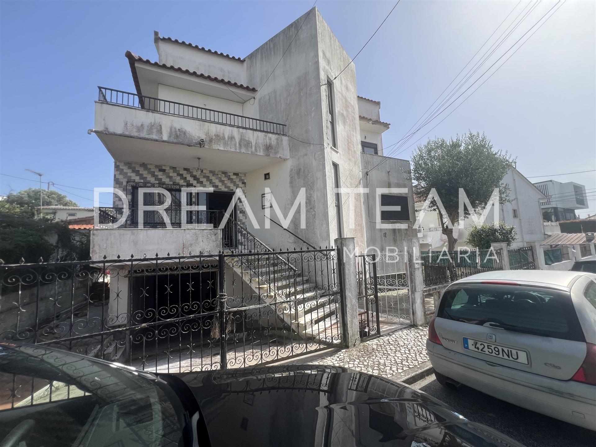Moradia T7 com Piscina na Charneca da Caparica