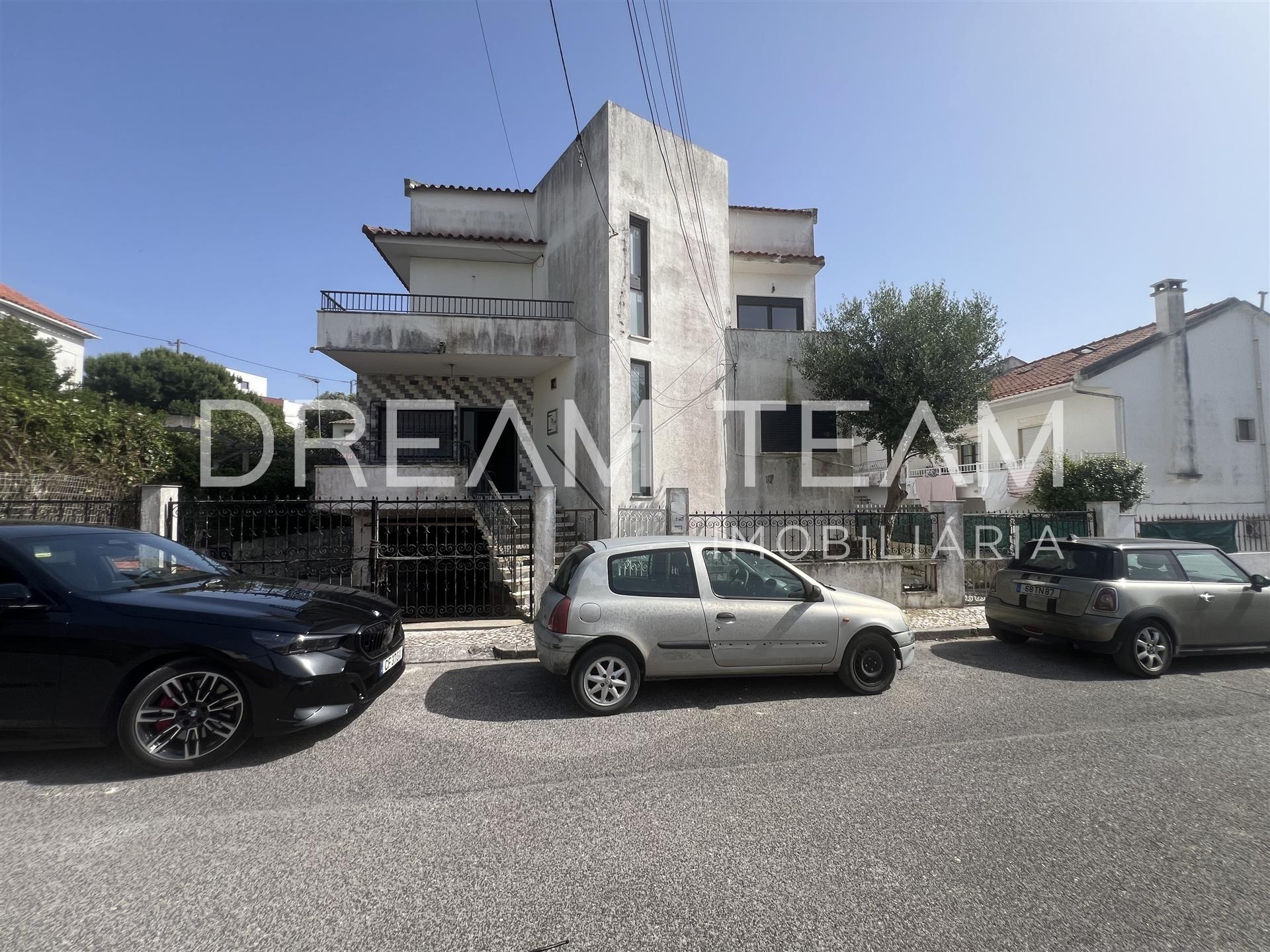 Moradia T7 com Piscina na Charneca da Caparica