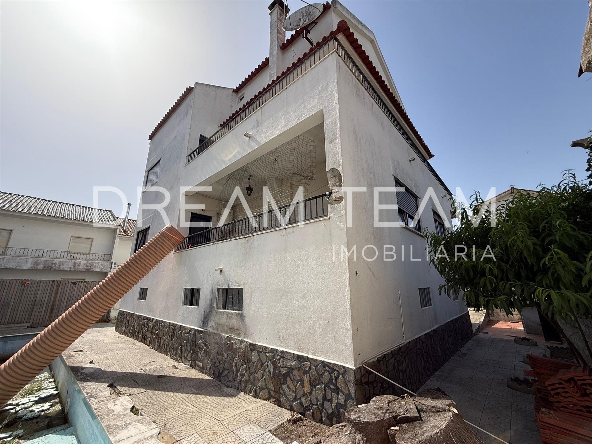 Moradia T7 com Piscina na Charneca da Caparica