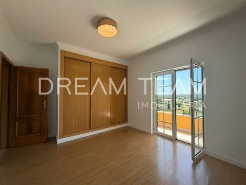 Moradia T4  com Piscina e Lote de 900 m² – Quinta da Serralheira, Setúbal