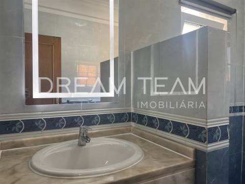 Moradia T4  com Piscina e Lote de 900 m² – Quinta da Serralheira, Setúbal
