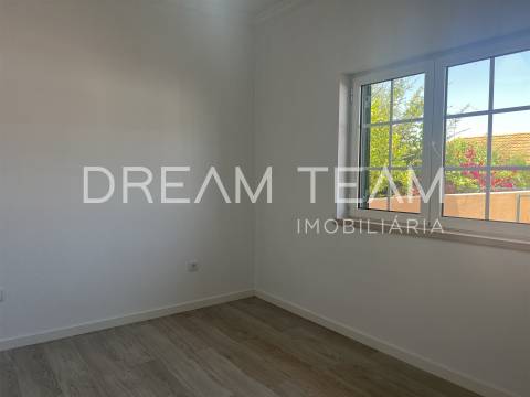 Moradia T4  com Piscina e Lote de 900 m² – Quinta da Serralheira, Setúbal