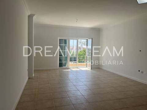 Moradia T4  com Piscina e Lote de 900 m² – Quinta da Serralheira, Setúbal