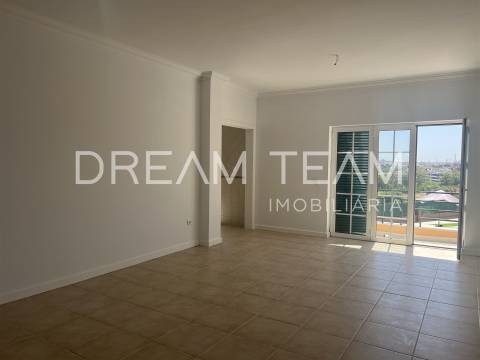 Moradia T4  com Piscina e Lote de 900 m² – Quinta da Serralheira, Setúbal