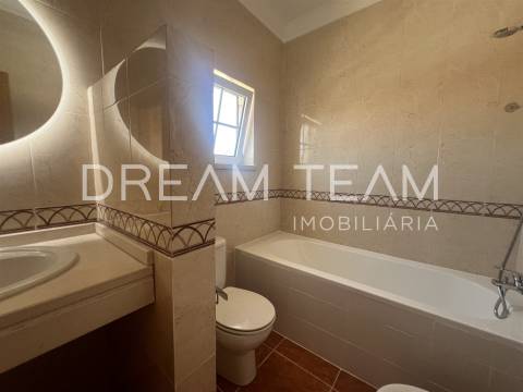 Moradia T4  com Piscina e Lote de 900 m² – Quinta da Serralheira, Setúbal