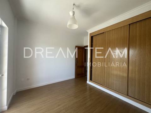 Moradia T4  com Piscina e Lote de 900 m² – Quinta da Serralheira, Setúbal